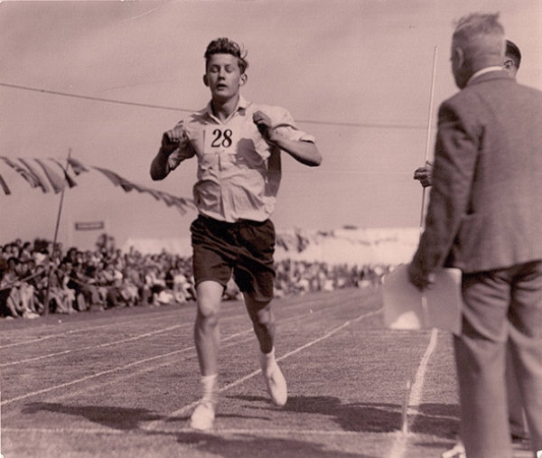 Bill Evans winning the 1 mile race Murphy Radio sports day 1951